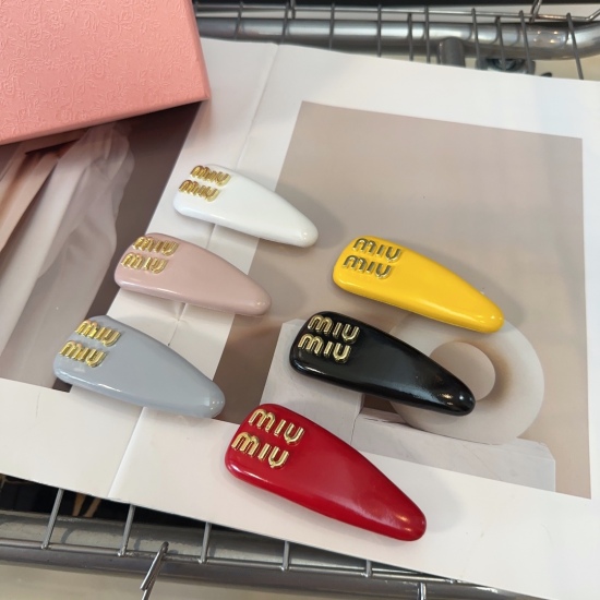 20240413 P 50 comes in a packaging box (single) with the Miumiu letter hair clip and bangs clip, the same style as Wang Shiling, daughter of Li Xiang. Simple and elegant, practical and versatile, worth buying!