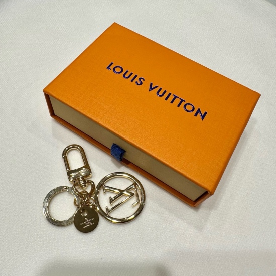 20240401 90 yuan original packaging with picture original LOUIS VUITTON official website M68000 LV CIRCLE keychain. The LV Circle keychain is both bright and functional, making it a practical bag accessory. The LV Circle series gives variation to the clas