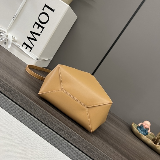 The 20240325 P820 L ⊚℮℮℮ new mini glossy cowhide Puzzle Fold handbag draws inspiration from the geometric lines of the brand's classic handbag series and reinterprets it with geometric architectural beauty inlays. It can be fully folded, making it a trave