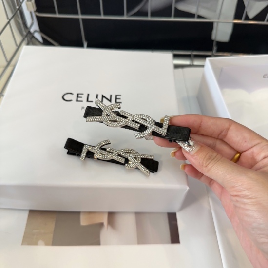 220240401 P 60 comes with a packaging box (pair) YSL (Saint Laurent) new edge clip bangs clip, fashionable and elegant! Practical and versatile, the actual product looks even better! A must-have for young ladies