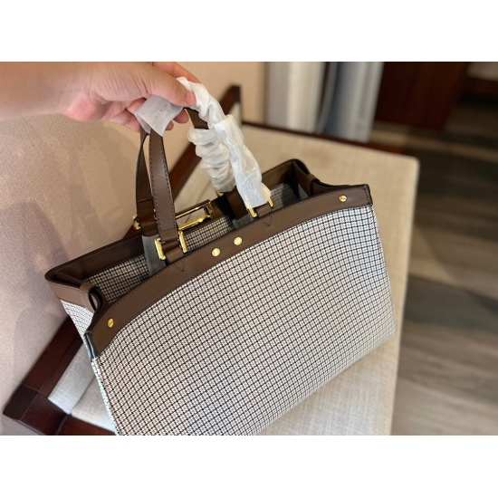 2023.10.26 270 No Box (latest color for counter) Size: 41 * 28cmF Home Fendi Peekabo Shopping Bag: Classic tote design! But the biggest feature of this one is: portable: armpit! Two types of shoulder straps!