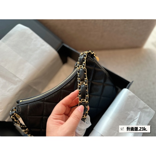 240 box with upgraded size: 23 * 13cm (large) Xiaoxiangjia 23K hobo (underarm bag) Classic and atmospheric leather chain wearing, comfortable and easy to carry! The latest style!