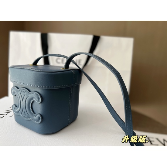 2023.10.30 195 box upgrade size: 11 * 11 * 11cmcelline ✔ The small box is really cute! Many people are attracted to it at the 22 runway!