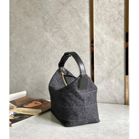 20240325 P730 Large Bench Bag~Latest Popular Underarm Bag Cubi Embroidered Design with Advanced Sense. It can produce wonderful chemical reactions when paired with a plain white T-shirt. The adjustment function of the shoulder strap is also very thoughtfu