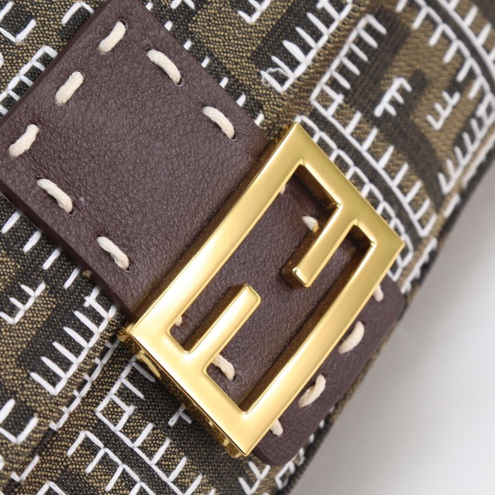 2023.07.20 Fendi Handmade Wax Thread Embroidery Sewing Method Stick Bag Return ✔️ Embroidered with double FF vintage fabric, paired with a top layer of cowhide, with pure hand stitching. Showcasing Fendi's casual attitude, flamboyant style, humorous spiri