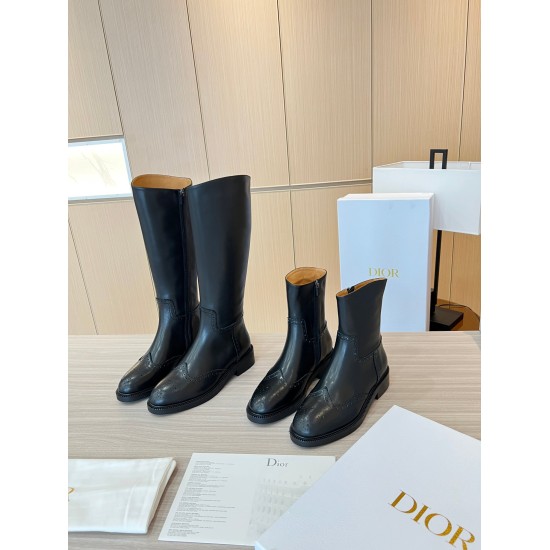 2024.01.05 Dior 2023ss Retro British Style Block New Knight Boots Xuan Style Versatile Slim Feet YYDS. The design is three-dimensional and full, handsome and comfortable to wear. It is a very retro style, full of aura, and has a very innovative design sty