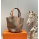 20240317 batch: 1050 latest color scheme - Elephant Grey/Golden Brown - If you have a good understanding of Herm è s, you will know that it is Herm è s' only bucket style bag. The classic color design adds many highlights to the low-key basket, instantly 