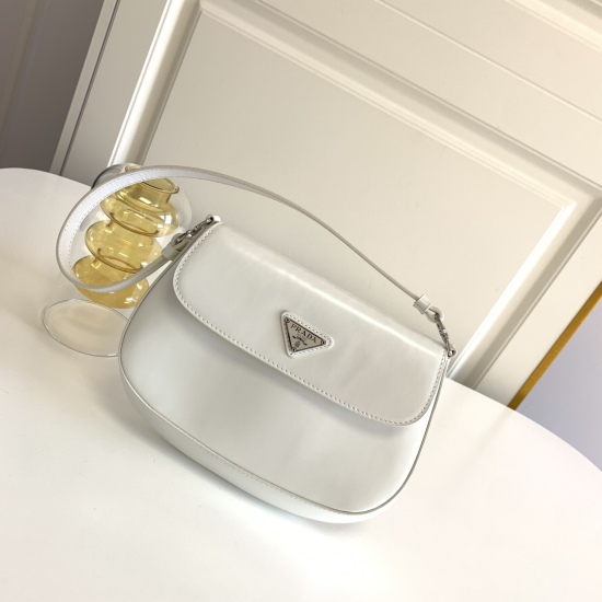 On March 12, 2024, P640 small size {flip white} exclusive PRADA new vintage underarm bag is coming! This year's popular vintage underarm bag has always been popular. The whole leather is delicate and smooth, and the irregular shape of the bag design is co