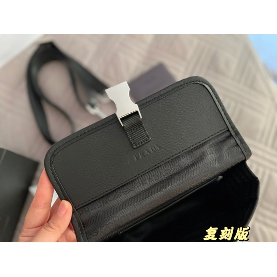 2023.11.06 180 box (upgraded version) size: 20 * 16cmprad men/women mobile phone bag The size is just right! Original nylon material! Waterproof and wear-resistant