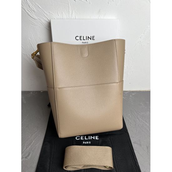 20240315 P1050 [CELINE] The Sangle Seau lychee patterned cowhide bucket bag is simple and low-key, with side pockets around for easy to hold small items. The inner compartment is also more practical, meeting daily commuting needs. It can be used for compu