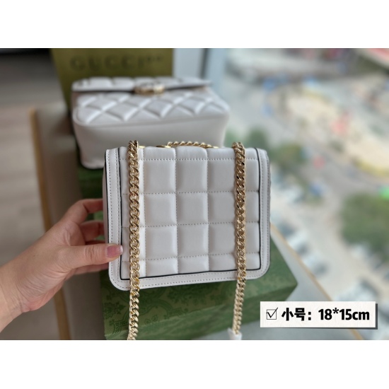 2023.10.03 250 260 box size: 18 * 15cm (small) 25 * 20cm (large) GG DECO new chain pack! Same style as IU! The double shadow chain bag has a high appearance value~exuding a fashionable and retro atmosphere, elegant and simple, very grassy! There are two s