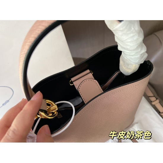 2023.11.06 270 comes with a complete set of packaging size: 18 * 18cm PRADA bucket bag. I really love bucket bags!! The highest daily utilization rate! A bag that is suitable for both leisure and work ⚠ Original cowhide! Original hardware!