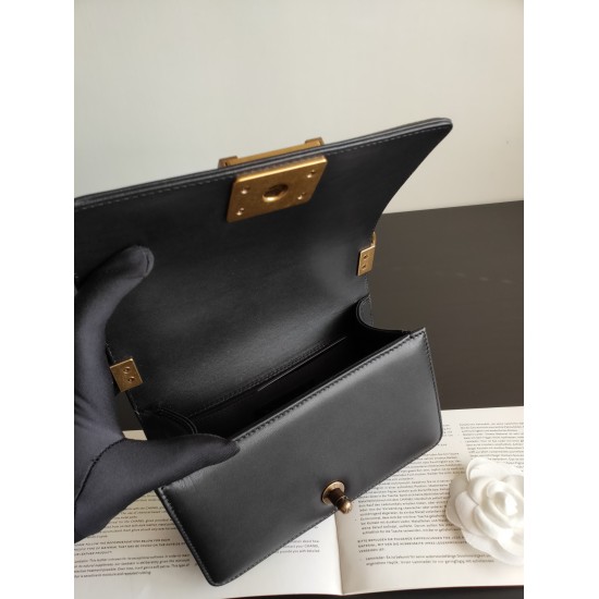 P1000 out of stock return stock original order upgraded version Ohanel imported sheepskin and ball patterned cowhide Boy crossbody bag is so beautiful that it is not needed. 67085 size: 20cm