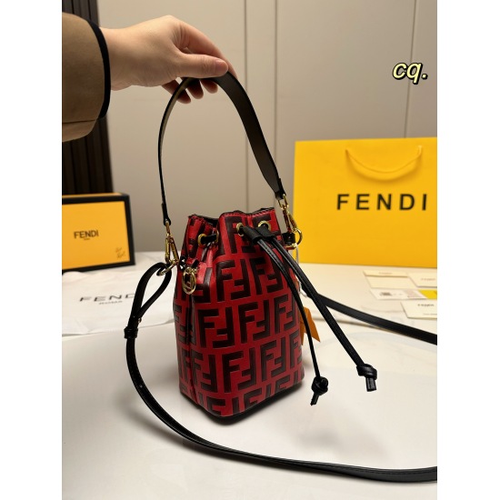 2023.10.26 P165 (with box) size: 1220FENDI new vintage drawstring bucket bag with classic FF embossed logo, light weight~palladium plated finish gold medal accessory, full of retro charm. Equipped with two shoulder straps, it is super practical for one sh