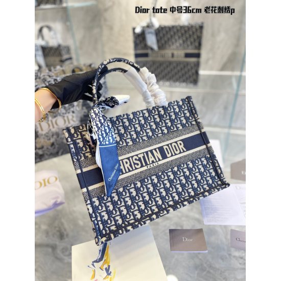 On October 7, 2023, the p275 new mid size pDior Book Tote is an original work signed by Christian Dior Art Director Maria Grazia Chiuri and has now become a classic of the brand. This small style is designed specifically to accommodate all your daily nece