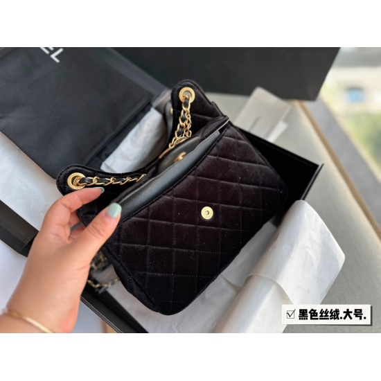 On October 13, 2023, 215 140 box size: 19 * 13c 22 * 15cm, Xiaoxiangjia 23C, hippie hobo. The weather is getting cooler! I really need to change my bag! Black velvet has a strong sense of luxury, and the new velvet hobo can handle it. Wow!