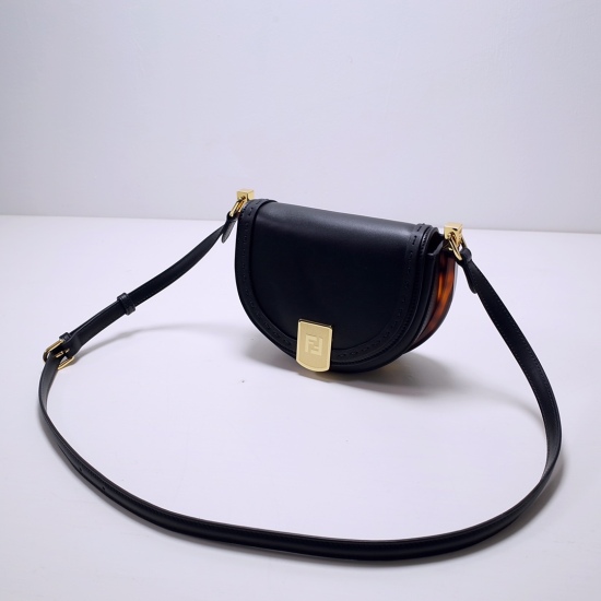 2024/03/07 p950 [FENDI Fendi] New handmade stitched leather shoulder bag, featuring a metal opening design with iconic FF pattern, and a hot pressed Fendi Roma logo on the flap. Includes a lined inner compartment, small inner pocket, tortoiseshell colored