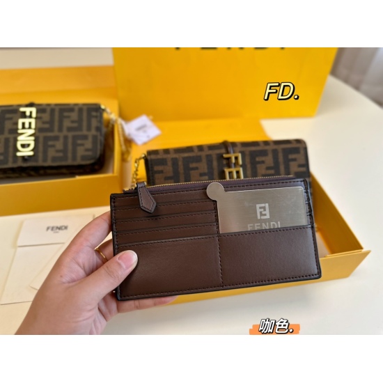 2023.10.26 P195 (Folding Box) size: 2111 FENDI Fendi's new vintage woc chain bag is decorated with metal FENDI words, with a detachable inner bag, eight card slots, and a zipper pocket, super practical! Regardless of height, one can control any height ‼️