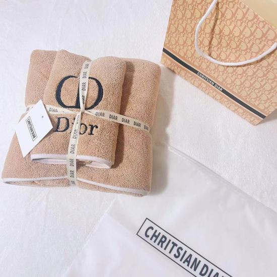 On December 22, 2024, the Dior towel and bath towel set has arrived, exported to Paris, France. The Dior towel and bath towel combination from Paris is fashionable and once again enters your bathroom. Washing your face and taking a shower has more tempera