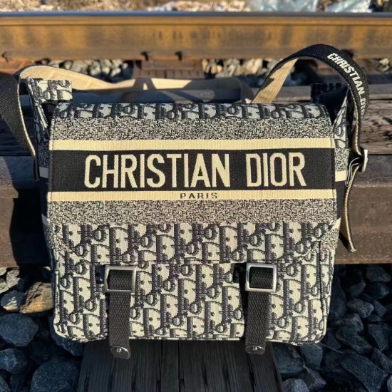 On October 7, 2023, 200 baby comes with the same original CD embroidery, knitted Dior embroidery, knitted canvas messenger bag, retro original antique metal accessories, embroidered edge sealing method can be shoulder back or cross body. The 19SS DIOR Obl