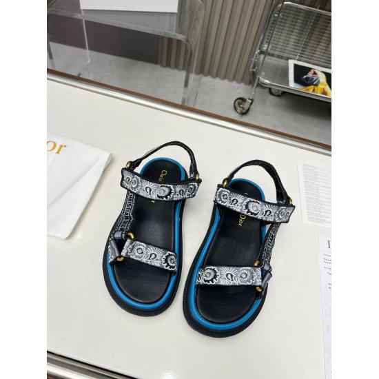 2024.01.05 Dior Spring/Summer Latest Velcro Sandals, Numerous Celebrity Internet Celebrities Planting Grass, Classic Style Design ➕ Upper Dior logo hardware embellishments, super beautiful and versatile, very soft on the feet. Size: 35-40 (41/42 can be cu