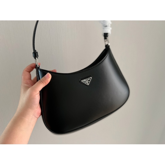 2023.11.06 190 box size: 27 * 15cmprad cleo underarm bag 21ss hottest item! The bottom of Prada Cleo's bag is a sloping curve, with a strong sense of design and a 3D feel. You can feel its beautiful streamline through the pictures, which has a high fashio