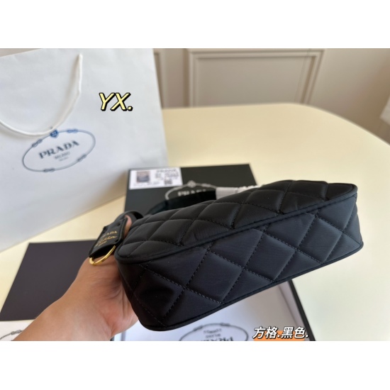 2023.11.06 P145 (with box) size: 2212PRADA Prada Mid Ancient Hand Handle/Underarm Bag A delicate small underarm bag! Lingge design, lightweight and comfortable~beautiful upper body effect, perfect for taking photos