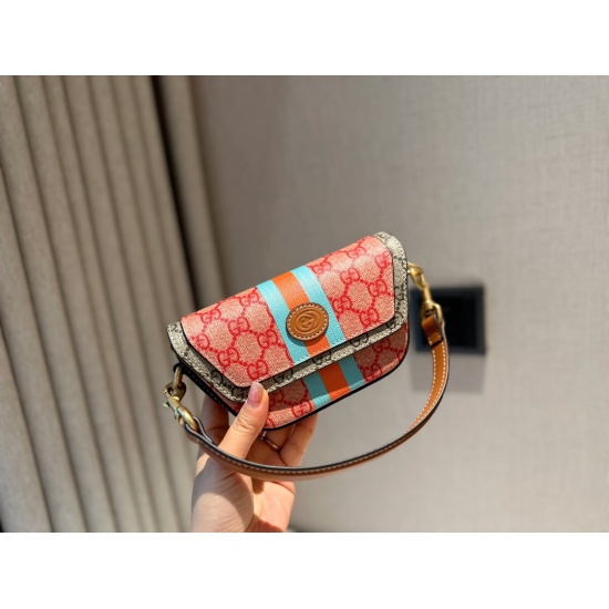 2023.10.03 205 Box size: Bottom width 13, top width 19, height 11GG New underarm bag squeezing street, the ladder shaped bag shape is too beautiful! Casual style street photos! Perfect match with cool and cute, extremely high return rate!