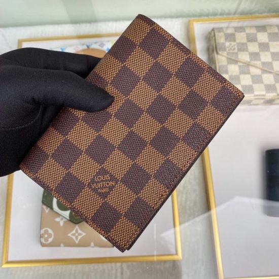 20230908 Louis Vuitton] Top of the line exclusive background N64412 grille size: 10.0 x 14.0 x 2.5 cm, a modern traveler's favorite accessory. This coated canvas passport case combines fashion and practicality. Equipped with four credit card slots and two