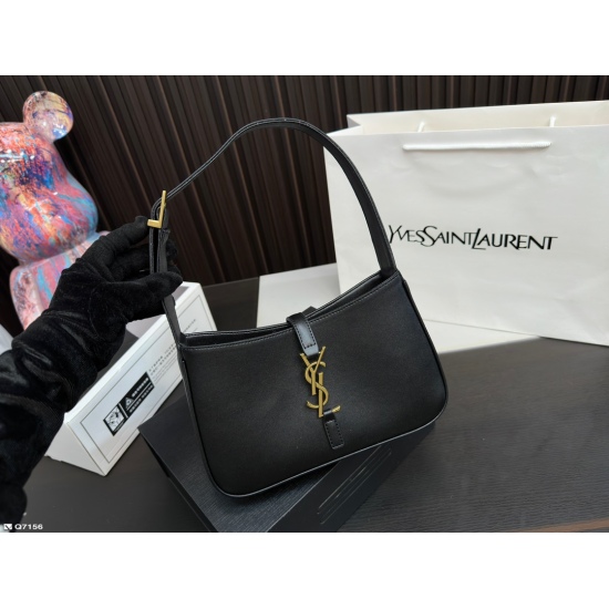 2023.11.06 Full set packaging recommendation for 180 duty-free stores. Yangshulin YSL underarm bag is very suitable for autumn and winter. I have seen Celine Gucci Prada a lot Yang Shulin's bag is very novel, with vintage leather that is quite durable and