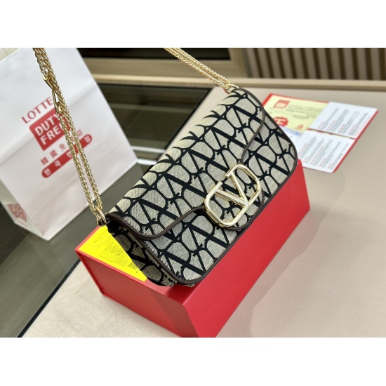 2023.11.10 230 box size: 27.15cm Valentino new product! Who can refuse Bling Bling bags, small dresses with various flowers in spring and summer~It's completely fine~
