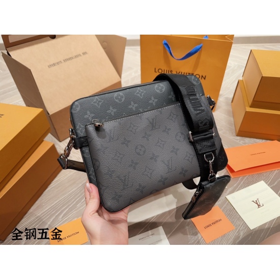 2023.10.1 P260 LV Bag Men's Three in One Black Samurai Three Piece Set Trio Postman Bag. The three in one launch of LV has become popular, leading to a trend of various bags. It's very rare that the three in one has released a men's version again! And it'