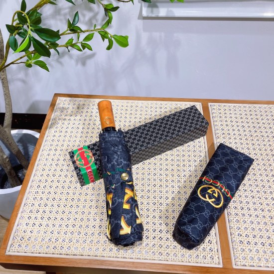 2023.06.30 GUCCI The classic GUCCI three color stripe pattern design of the new summer counter is more unique among numerous brand designs. The fully automatic folding umbrella with new coating technology brings surprising shading effects. The beautifu