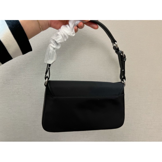 2023.11.06 185 box size: 27x15x4.5cm Prada's new mid vintage underarm canvas leather bag~I fell in love with it at first sight, and I really like its simple and textured design. The perfect combination of mid vintage bags is really cool, retro and high-en