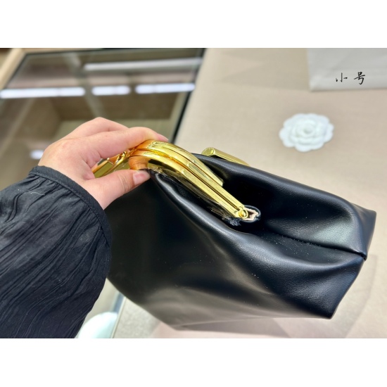 2023.11.10 210 box size: 29.19cm Valentino new product! Who can refuse Bling Bling bags, small dresses with various flowers in spring and summer~It's completely fine~