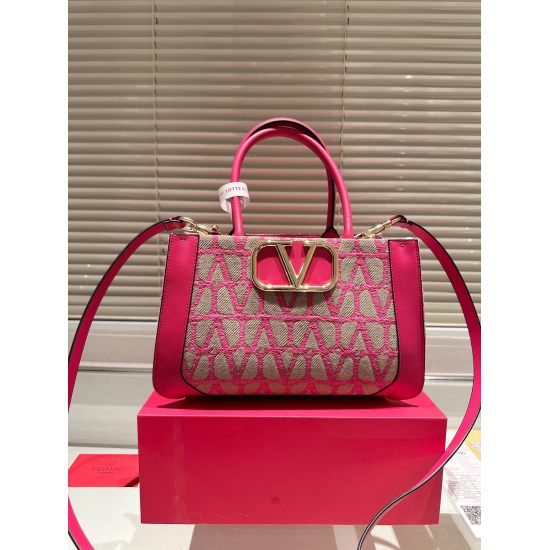 2023.11.10 P215 Folding gift box Valentino Valentino Loco is a must for beautiful fairies. It's also very beautiful. Bags with one shoulder bags unlock fashion charm. cool and cute. The most beautiful girl in the whole street. Size 28