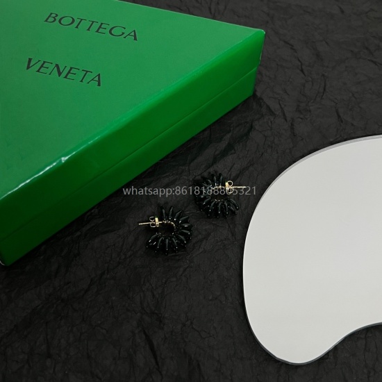 On July 23, 2023, the Bottega Veneta BV earrings have a strong metallic feel and are particularly impressive. The overall details are very surprising, and the design is full of design. It is necessary to give a big thumbs up to the design of the family, n