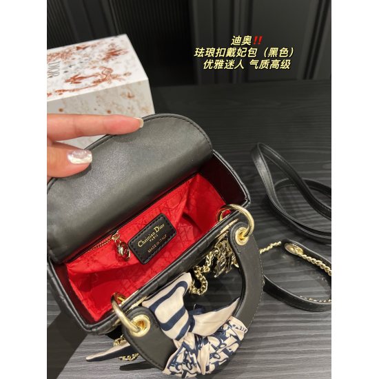 2023.10.07 Four grid P255 folding box ⚠ Size 20.18 Three grid P250 folding box ⚠ Size 17.15 Dior Enamel Button Princess Bag ✅ The original high-quality product is completely paired with a divine weapon, daily commuting fashion classic, and any style can b