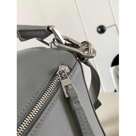 20240325 P850 Geometry Bag 24CM Puzzle Handbag! The Puzzle handbag, a popular geometric bag from the Napa Calf Piro family, is the first handbag launched by Creative Director Jonathan Anderson for L0EWE. The rectangular shape and precise cutting technolog