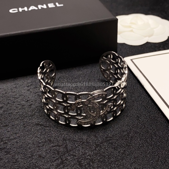 On July 23, 2023, the new Chanel Chanel Double C Hollow Woven Wide Edition Bracelet features a super heavy work Bling Bling, with excellent color matching. The high-end precision steel material is not allergic and fades. One to one exquisite craftsmanship