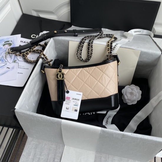 P1000 ✅  Gabrielle Xiaoxiang's innovation never disappoints people. By integrating strength and elegant design aesthetics into the original beauty, this Chanel wandering bag (Gabrielle) was born. It first appeared at the 2017 Spring/Summer haute couture c