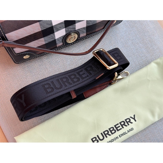 2023.11.17 225 box size: 24 * 17.5cmbur New product messenger bag configuration ✅ Two shoulder straps! Mix and match as you please!