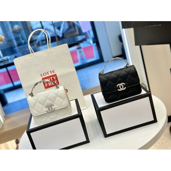On October 13, 2023, 190 comes with a folding box size of 13 * 10cm. Chanel enamel handle small waste bag/zero wallet/lipstick bag silver chain with black and white enamel is simply irresistible. Coco enamel hollowed out handle, can you not love it?