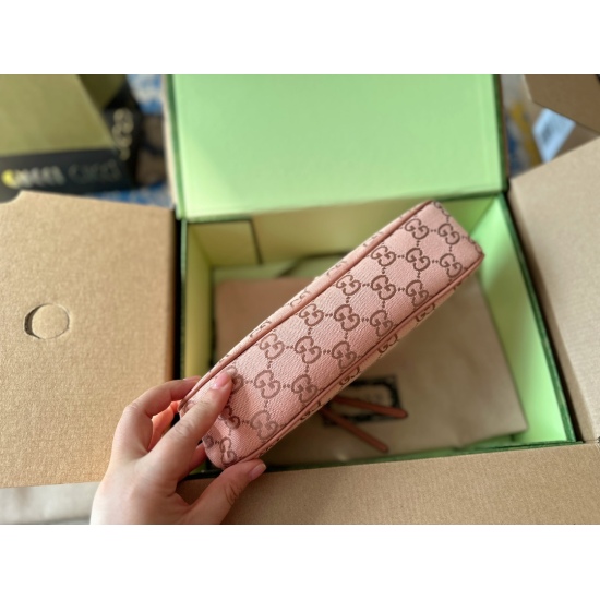 2023.10.03 180 box size: 25 * 15cmGG new product underarm bag has a touching texture, perfect size, and can be easily replaced and paired with different shapes, and the capacity is also very good! Pink craftsmanship presents a heartwarming feeling!