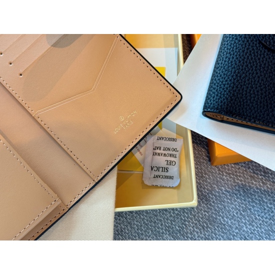170 180 box size: 9 * 12cm (small) 9.5 * 19cm (large) LV Morandi contrasting leather wallet! I really like the internal layout! Equipped with a card compartment and a zippered organ compartment that can hold coins.