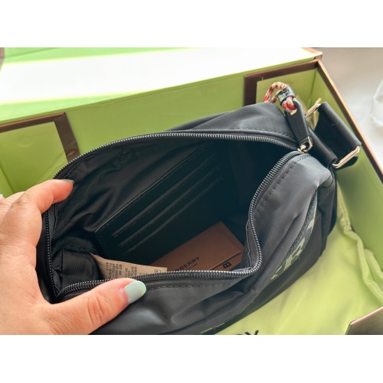 2023.09.03 170 with folding gift box (Qixi gift) Size: 21 * 16cm Bur black camera bag with card slot in the handbag! Traveling and staying at home is very convenient! Children, boyfriends, girlfriends, uncles and aunts can all use it!