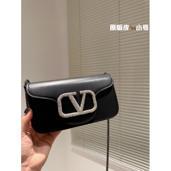On November 10, 2023, the original cowhide P315 Valentino Valentino counter is a hot and playful item with super personality. Whoever carries the back looks good and cannot hide the foreign charm. The exquisite wiring and color matching are very distincti