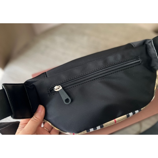 2023.11.17 175 box size: Top width 30cm * 16cm bur waist pack! Cool and cute! This waist bag really shouldn't be too easy to carry! I'll definitely like it, right~