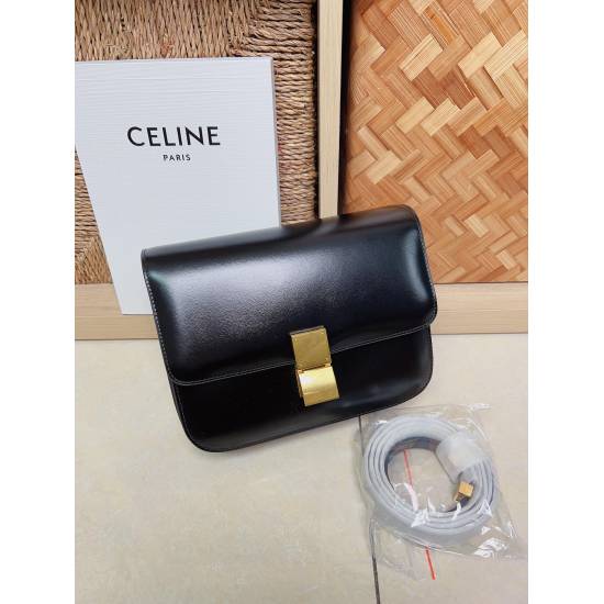 20240315 p1030 Private~Authentic # CELINE Classic Box # uses brand new imported cowhide paired with lamb leather. The inner layer of the hardware is made of refined steel material, which can better match and reflect the sense of time. The Classic Box with