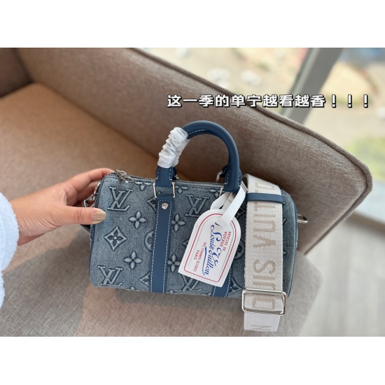 2023.10.13 320 box size: 24 * 15cmL Home Cowboy Keepall Pillow Bag This season's tannins look more fragrant Keepall 25 size is very friendly to both boys and girls, it must be the perfect item for this season! Search Lv keepall